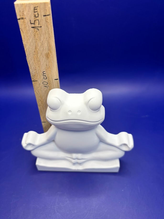 Meditierender Frosch aus Gießkeramik – handgegossen & liebevoll veredelt