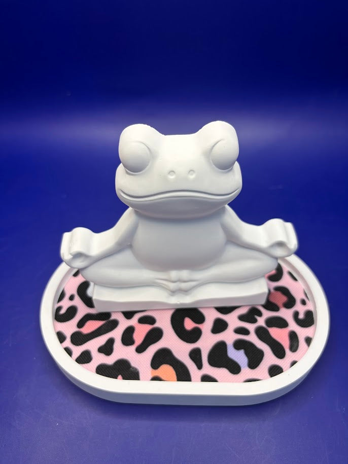 Meditierender Frosch aus Gießkeramik – handgegossen & liebevoll veredelt