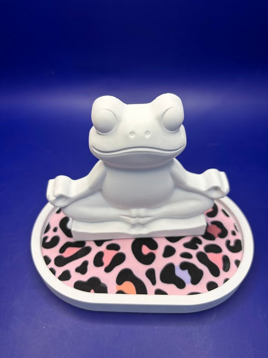Meditierender Frosch aus Gießkeramik – handgegossen & liebevoll veredelt