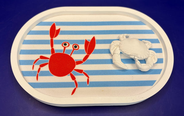 Ovales Tablett aus Gießkeramik – mit kleiner Krabbe als Detail und einem Teelichthalter
