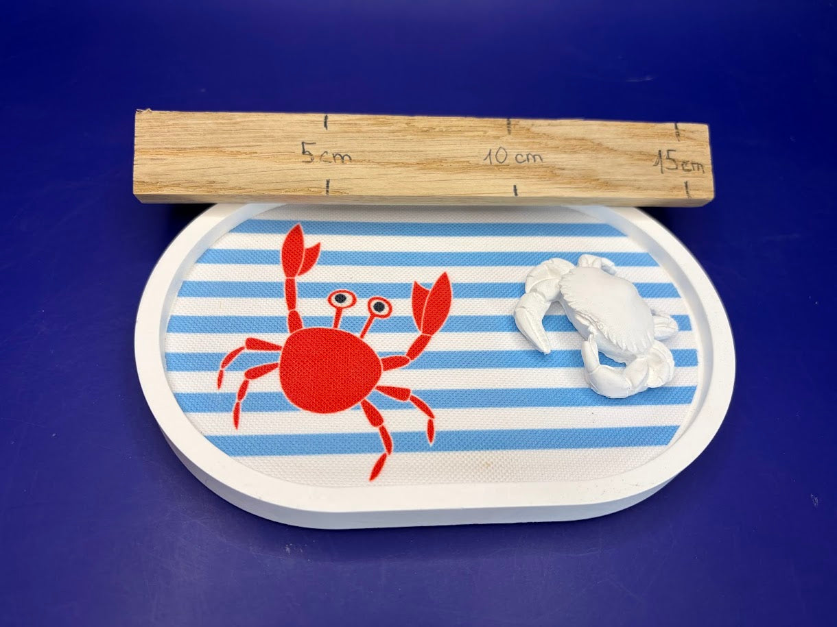 Ovales Tablett aus Gießkeramik – mit kleiner Krabbe als Detail und einem Teelichthalter